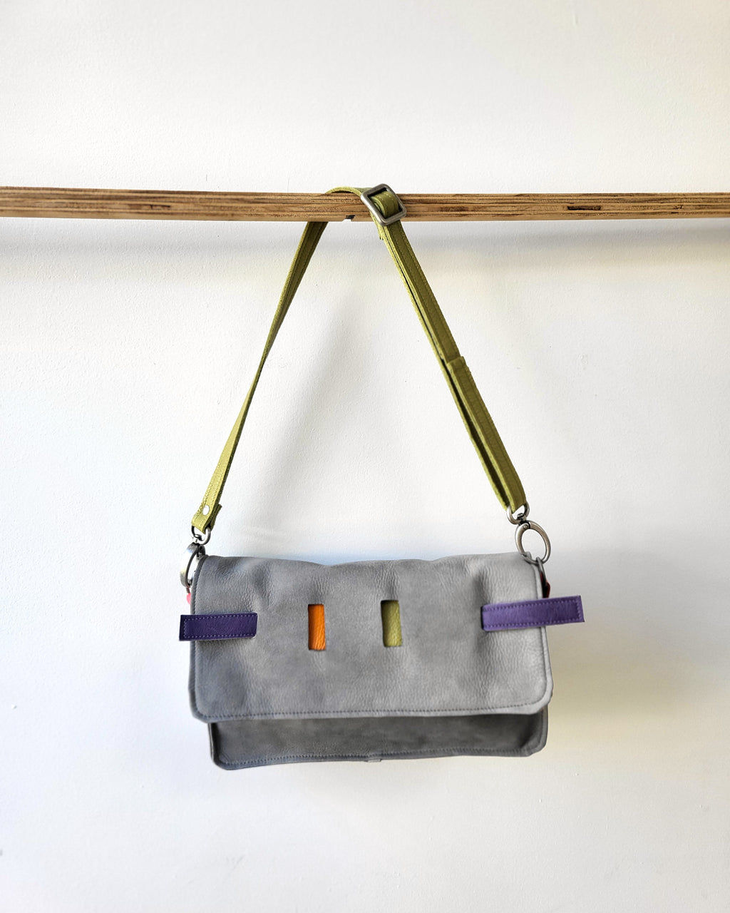 Shoulder shift bag - Color shift mechanism