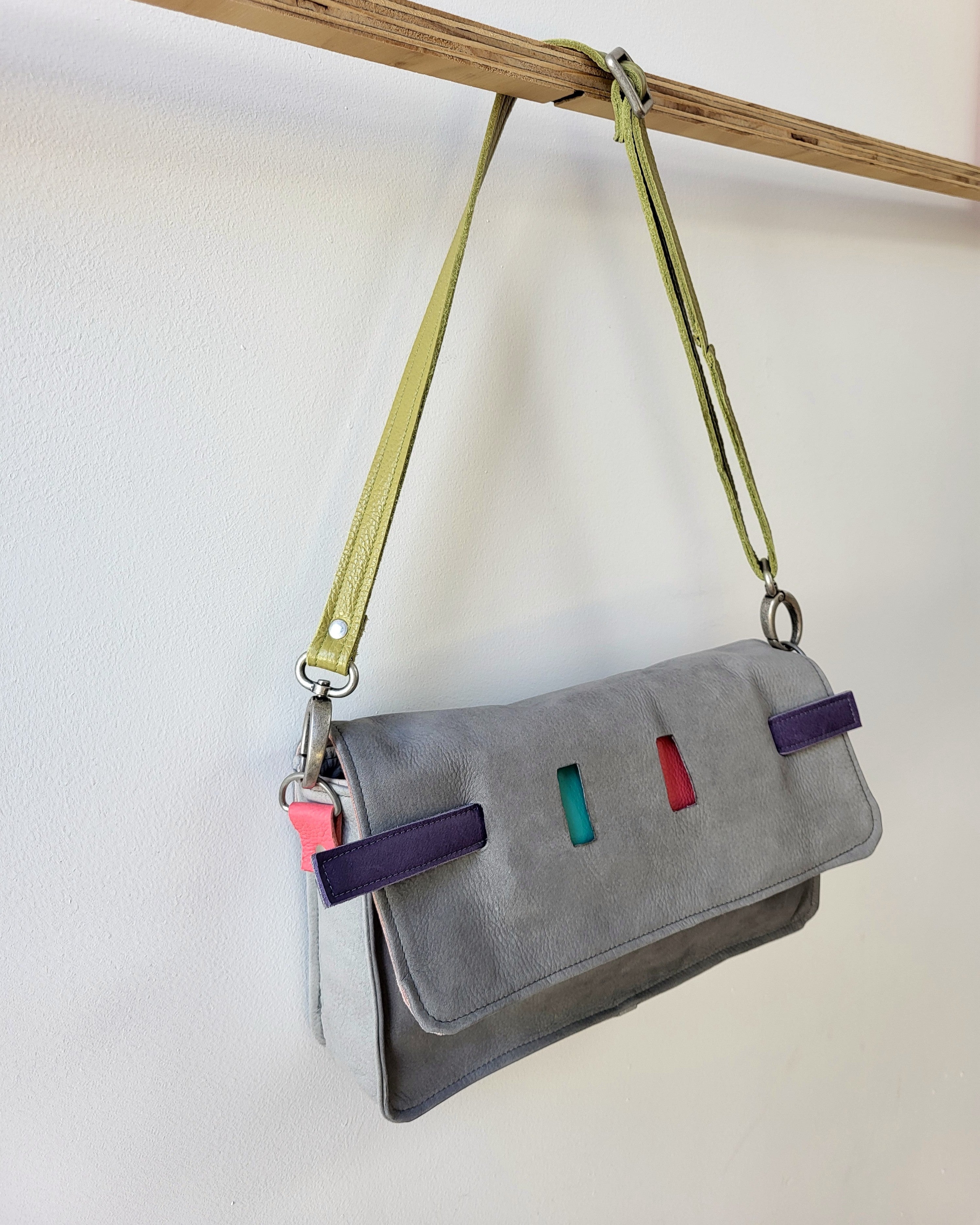 Shoulder shift bag - Color shift mechanism