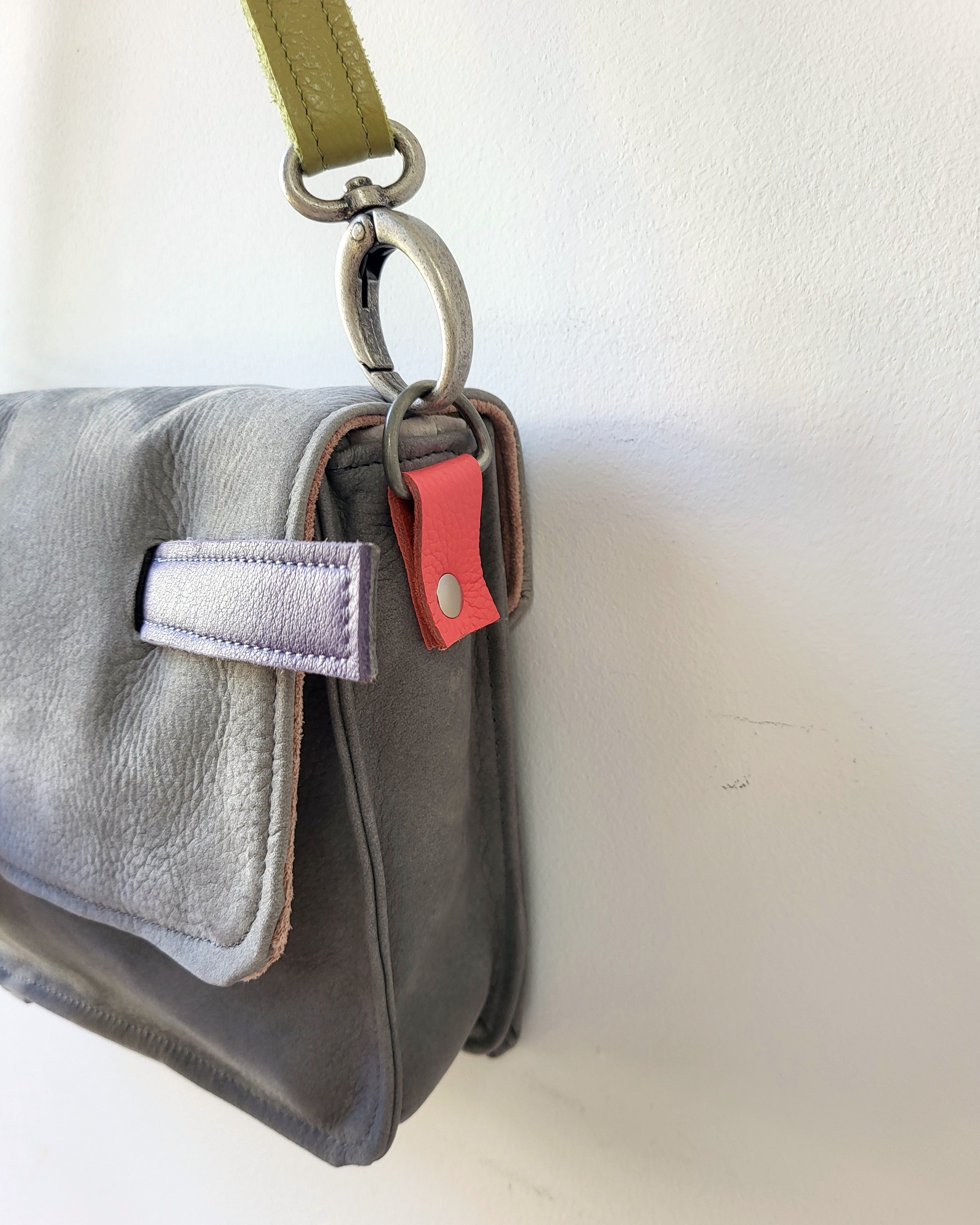 Shoulder shift bag - Color shift mechanism